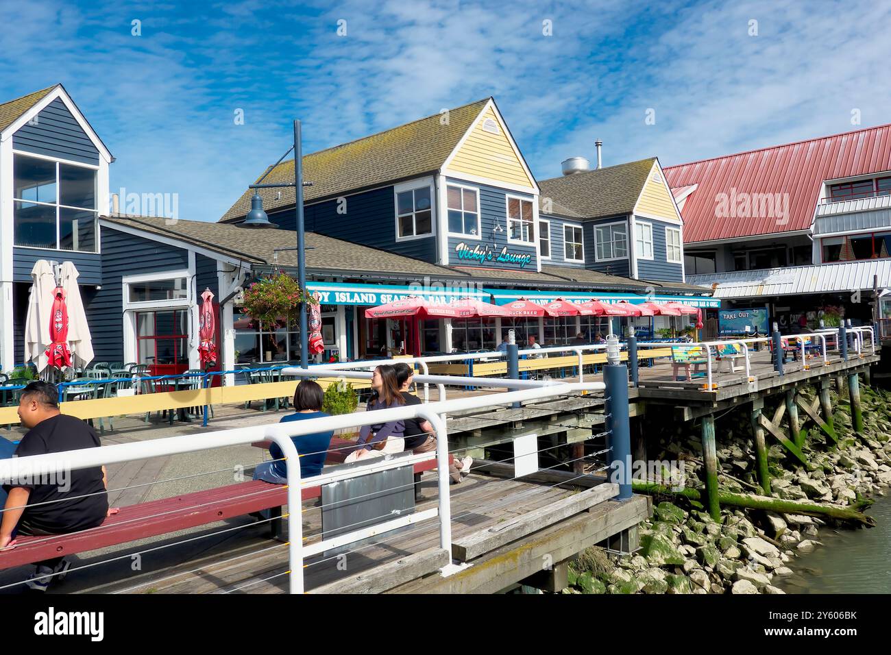 Ristoranti di pesce lungo il lungomare a Fisherman's Wharf, Steveston, British Columbia, Canada. 16/24 settembre. Foto Stock