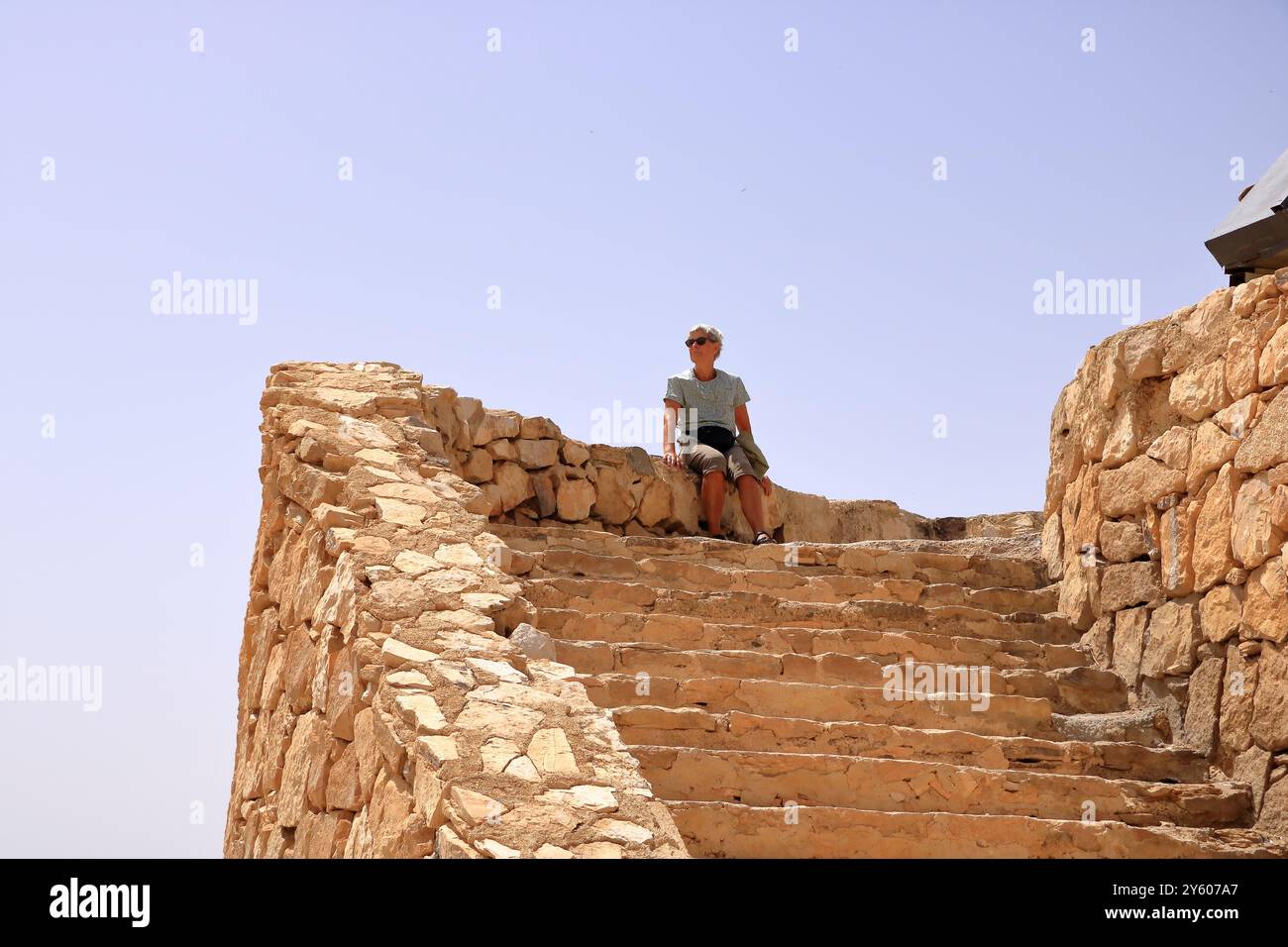Autostrada 35, Giordania - 11 maggio 2024: Persone al punto panoramico della diga di Mujib Moujib sul fiume Wadi Mujib, tra le città di Madaba e Kerak Foto Stock