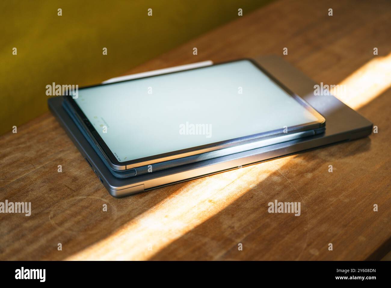 Polonia, Poznan, 15 luglio 2024, iPad Pro 4 gen MacBook Pro M1 su tavolo di legno Foto Stock