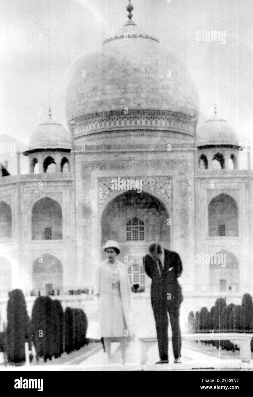 LA REGINA ELISABETTA II CON IL PRINCIPE FILIPPO VISITANO TAJ MAHAL, INDIA, 30 GENNAIO 1961 Foto Stock