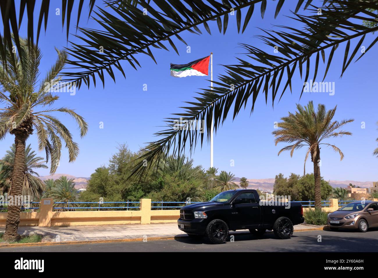 Aqaba in Giordania - 17 maggio 2024: Bandiera della rivolta araba sul castello mamelucco nella città di Aqaba Foto Stock