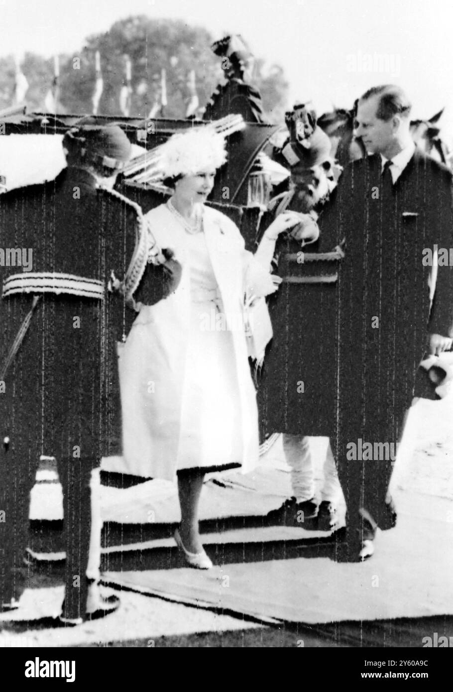 LA REGINA ELISABETTA II AIUTÒ L'ALLENATORE TURBANNED MAN A DELHI IL 26 GENNAIO 1961 Foto Stock