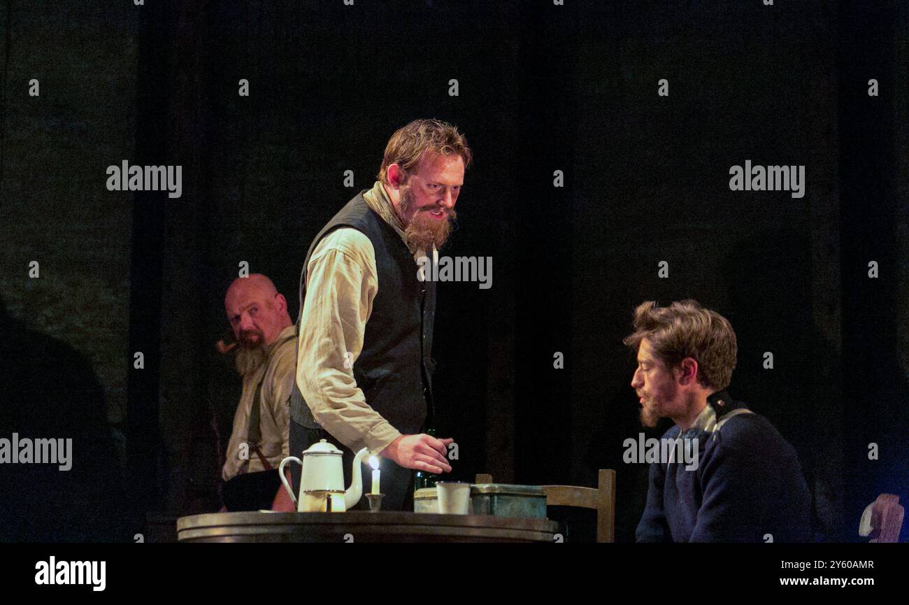 l-r: Richard Mosley-Evans (Arthur), Nicholas Merryweather (Blazes), Adam Tunnicliffe (Sandy) nel FARO al Linbury Studio Theatre, The Royal Opera House, Covent Garden, Londra WC2 11/10/2012 An English Touring Opera (ETO) produzione musica e libretto: Peter Maxwell Davies direttore: Richard Baker Set design: Neil Irish Costumes: Oliver Townsend illuminazione: Guy Hoare direttore: Ted Huffman Foto Stock