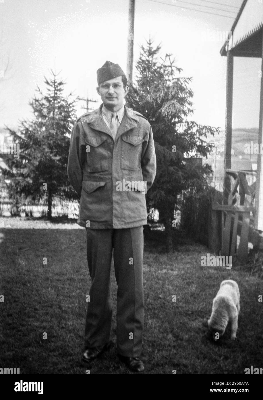 Figlio adulto nell'esercito in visita ai suoi genitori in congedo durante la seconda guerra mondiale, anni '1940, Pennsylvania, Stati Uniti Foto Stock