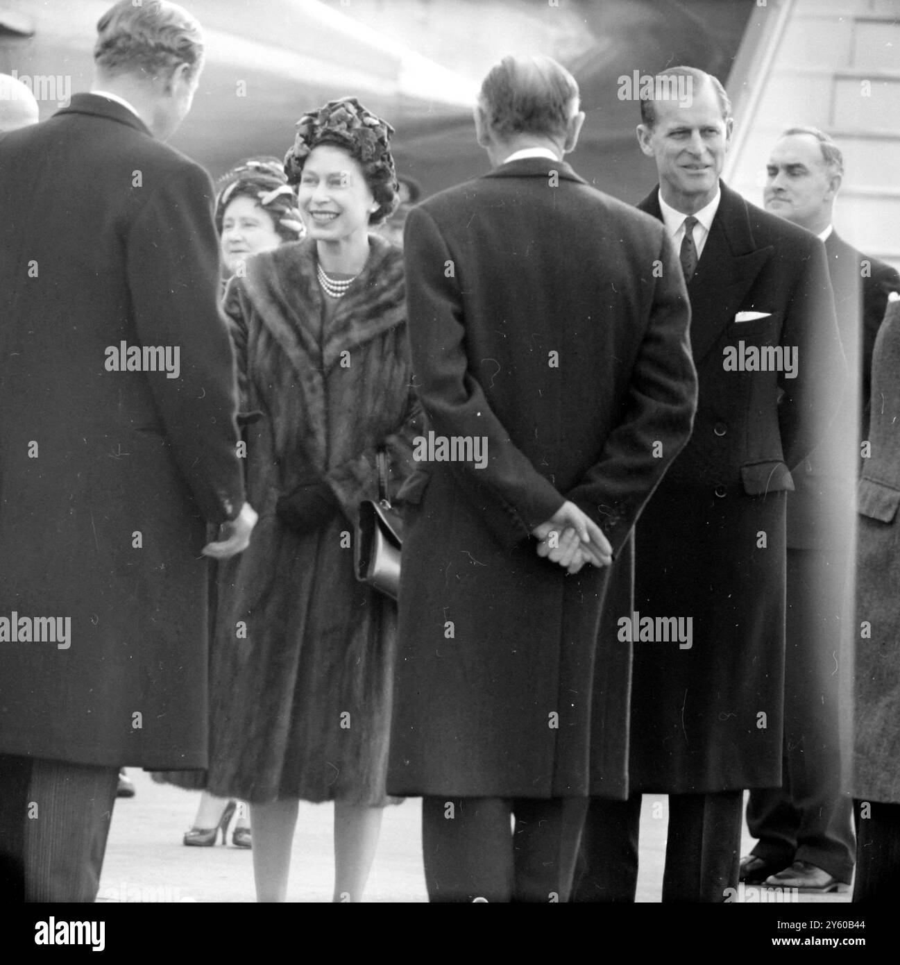 LA REGINA ELISABETTA II CON IL PRINCIPE FILIPPO ALL'AEROPORTO DI LONDRA, 20 GENNAIO 1961 Foto Stock
