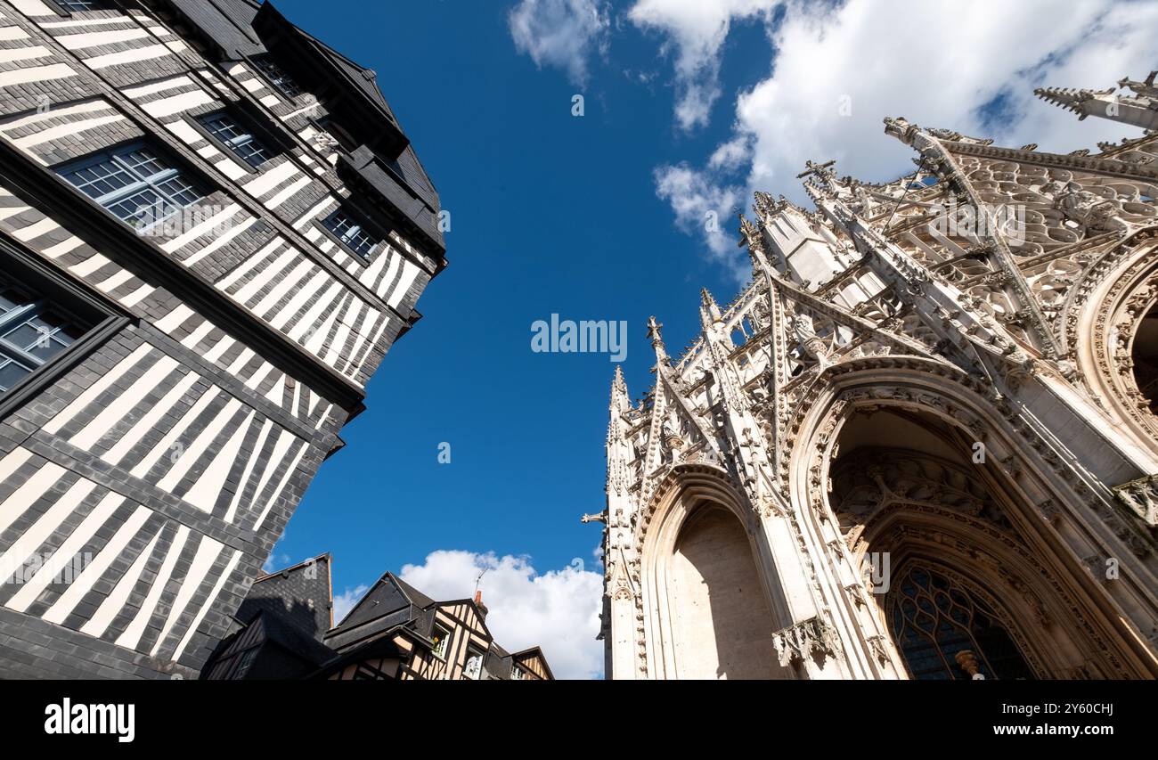 Chiesa di Saint-Maclou costruita in stile gotico fiammeggiante e adiacenti edifici medievali in legno, tra cui la Casa Pendente, a Rouen, Francia. Foto Stock