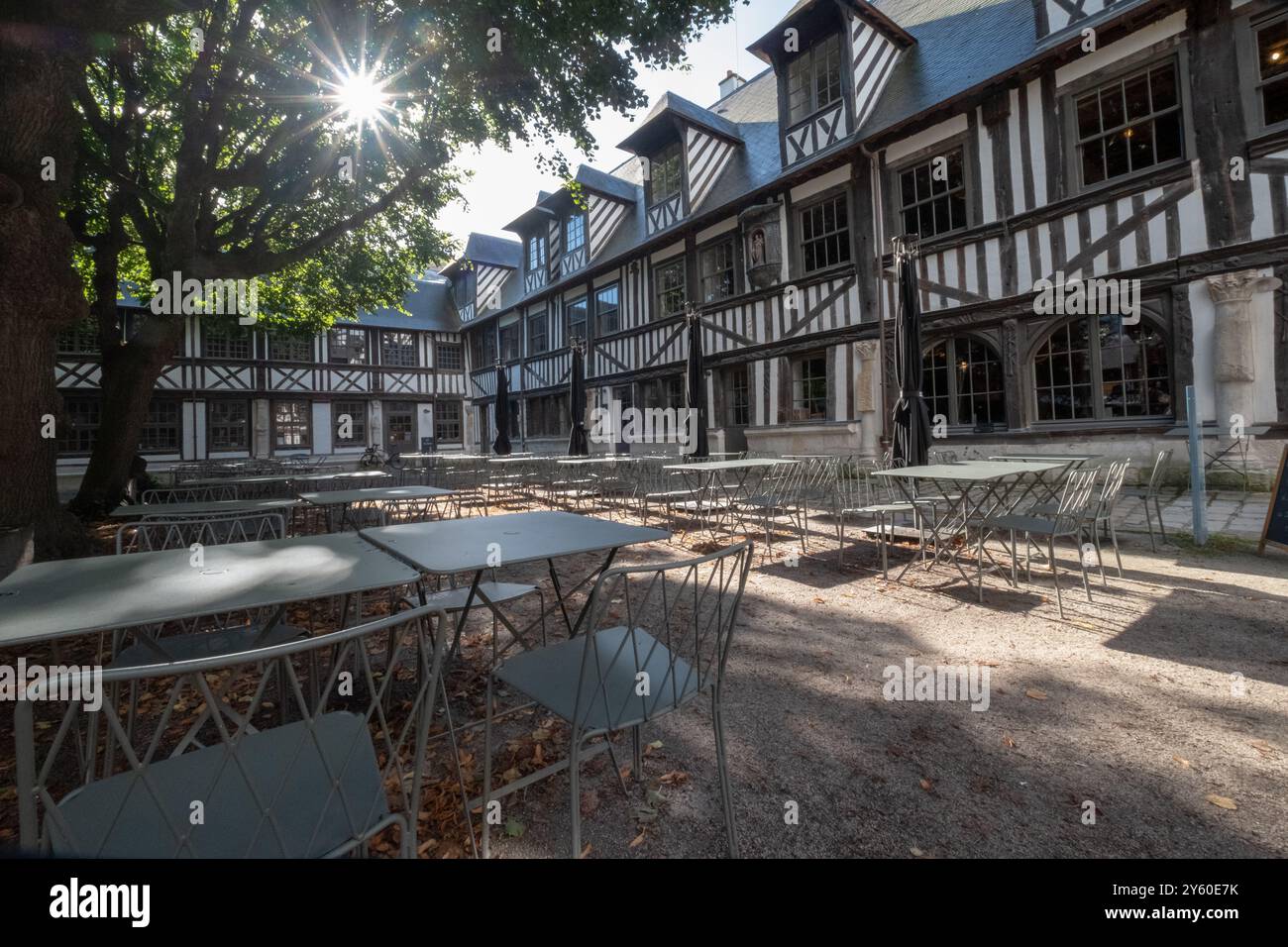 Aitre Saint-Maclou nel centro di Rouen, Francia. Charnel House medievale costruita intorno a un cortile, dove i corpi furono sepolti durante la peste della peste nera. Foto Stock