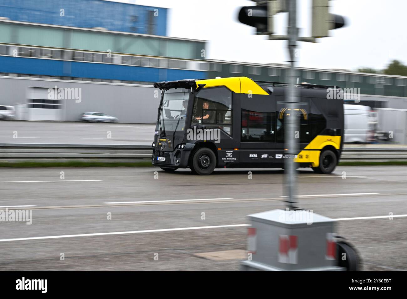 Friedrichshafen, Germania. 23 settembre 2024. Una navetta altamente automatizzata guida sulla pista di prova ZF Friedrichshafen AG. I componenti per la guida altamente automatizzata sono forniti da ZF Friedrichshafen. (Foto con lunga esposizione) credito: Felix Kästle/dpa/Alamy Live News Foto Stock