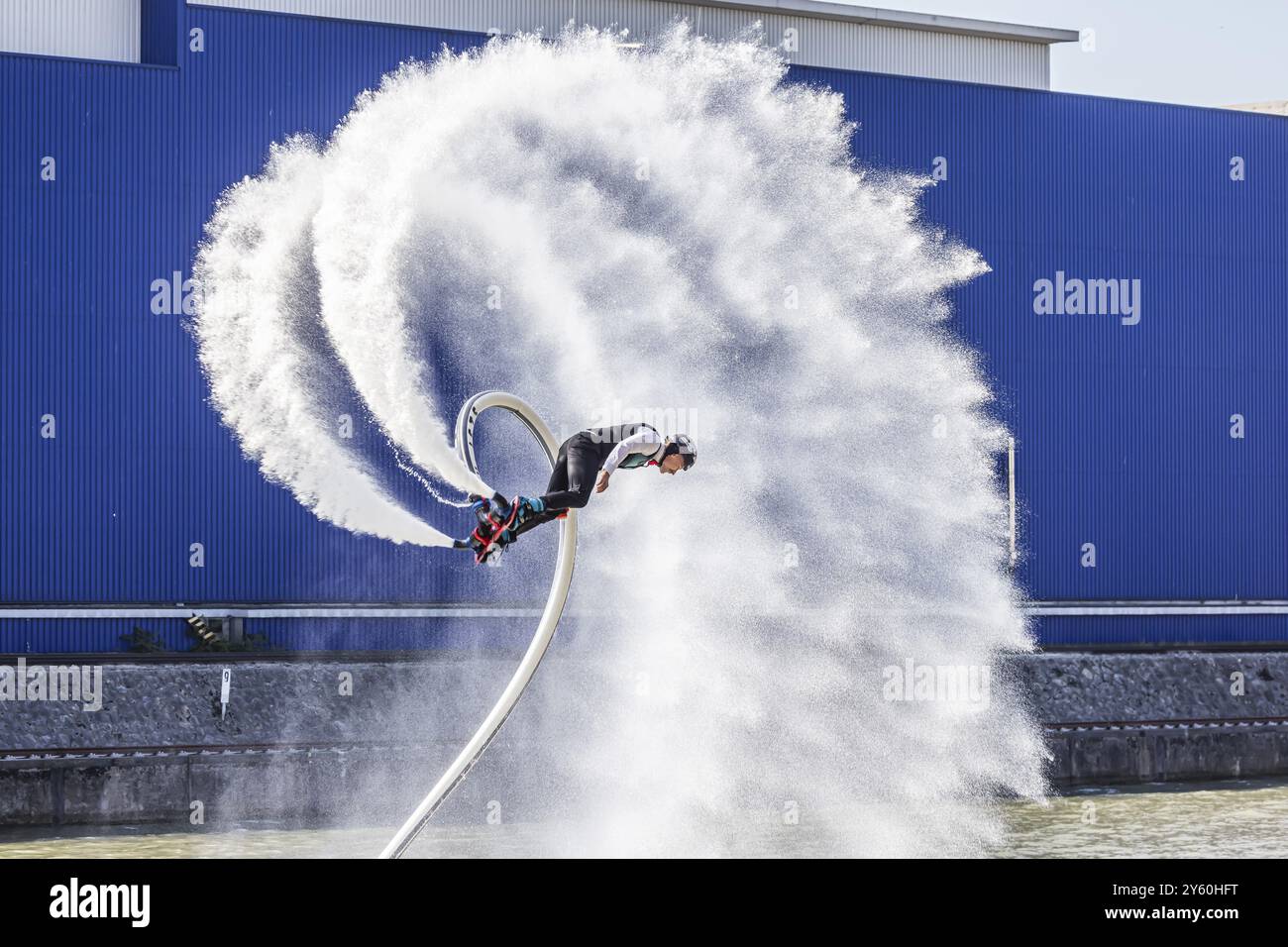Festival del porto di Stoccarda. Spettacolare spettacolo di moto d'acqua e flyboard sul Neckar. Stoccarda, Baden-Wuerttemberg, Germania, Europa Foto Stock