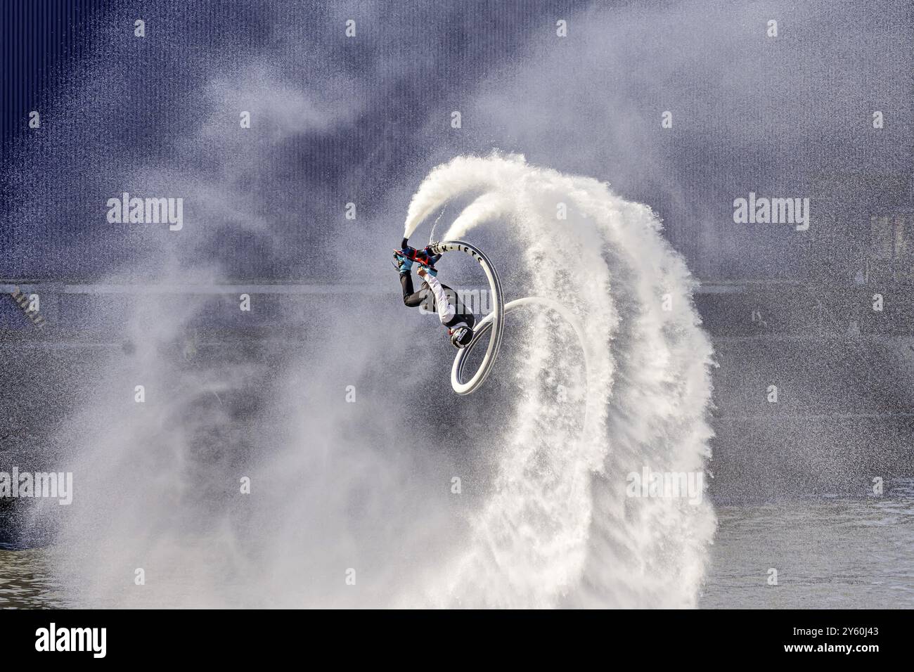 Festival del porto di Stoccarda. Spettacolare spettacolo di moto d'acqua e flyboard sul Neckar. Stoccarda, Baden-Wuerttemberg, Germania, Europa Foto Stock