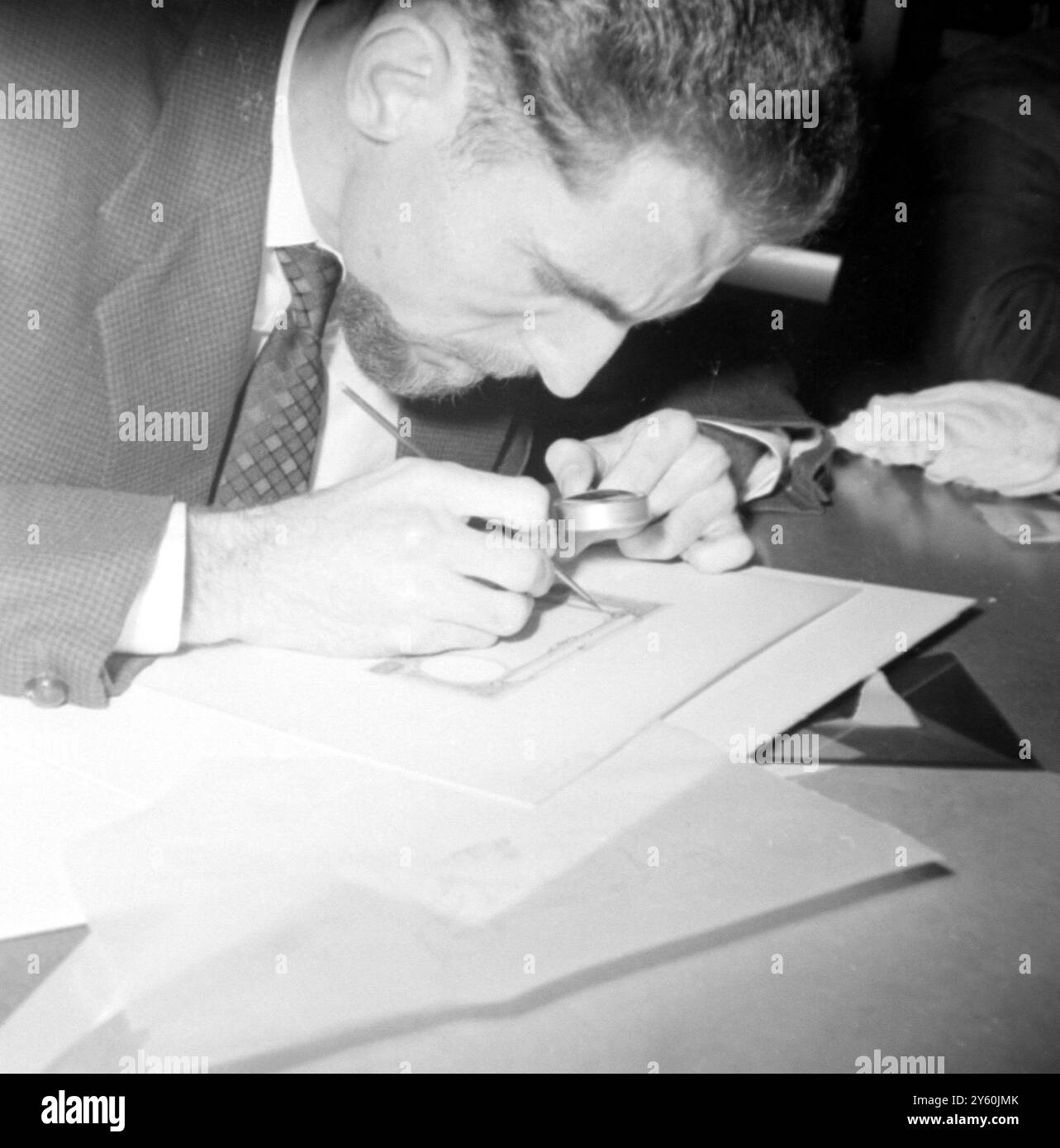 MOSTRE ANTICA VALUTA BRITANNICA VISCONTE AMORY GUARDA LE MONETE 5 DICEMBRE 1960 Foto Stock