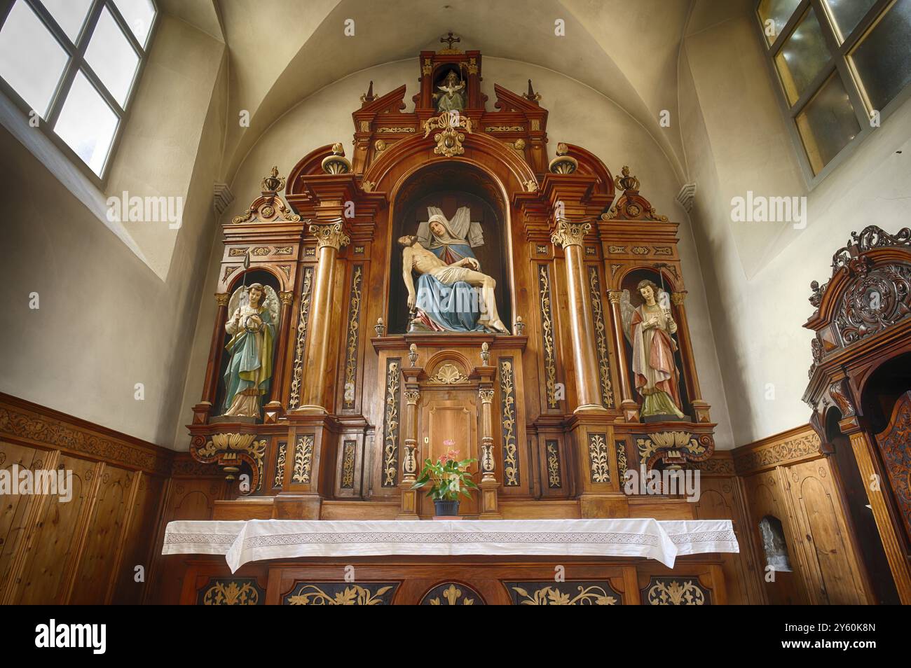 Vista interna del coro, altare, Chiesa dei Cappuccini di San Massimiliano, Monastero dei Cappuccini, Merano, alto Adige, provincia autonoma di Bolzano, i Foto Stock