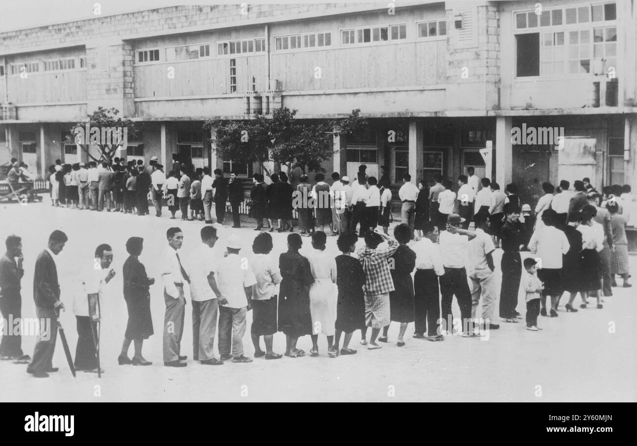 ELEZIONI LUNGA FILA DI ISOLANI ASPETTANO DI VOTARE TOKYO 21 NOVEMBRE 1960 Foto Stock