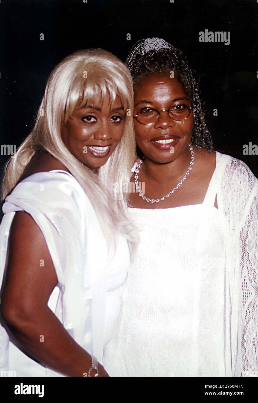 4 settembre 1999, East Hamptons, New York, USA: Puffy Combs' e Biggie Small's Mothers at Puffy Combs's Cookout e party annuale del giorno del lavoro, dove tutti devono indossare il bianco nella sua casa a East Hampton, Long Island. Nel 1998, Sean Combs, alias Diddy, annunciò il suo arrivo a East Hampton organizzando una festa per il Labor Day nella sua nuova casa a Hedges Banks Drive. Quello che il magnate dell'hip-hop ha consegnato è stato il film inaugurale di una serie di White Party estivi che alla fine si sono trasferiti a St. Tropez e Beverly Hills. (Credit Image: © Hugh Edwards/Globe Photos via ZUMA Press Wire) USO EDITORIALE Foto Stock