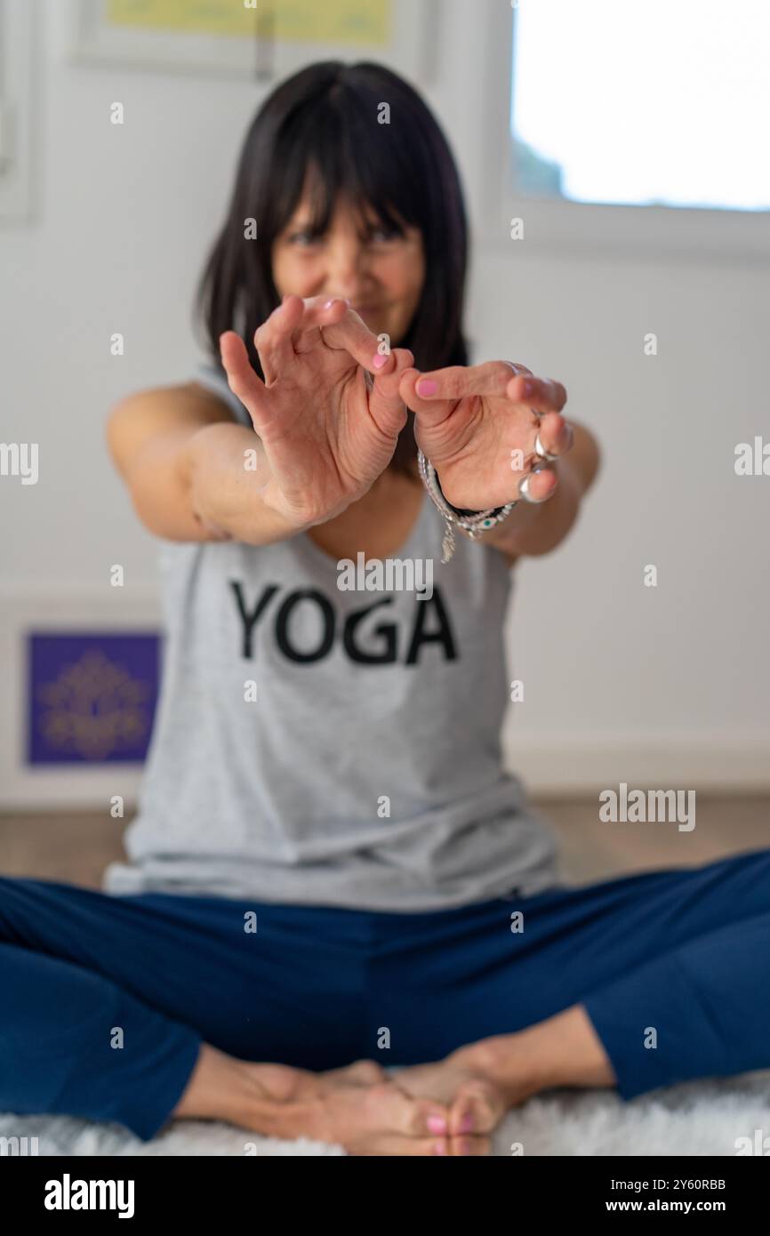 Primo piano elegante delle mani di un allenatore di yoga e meditazione che pratica Chin Mudra. Foto Stock