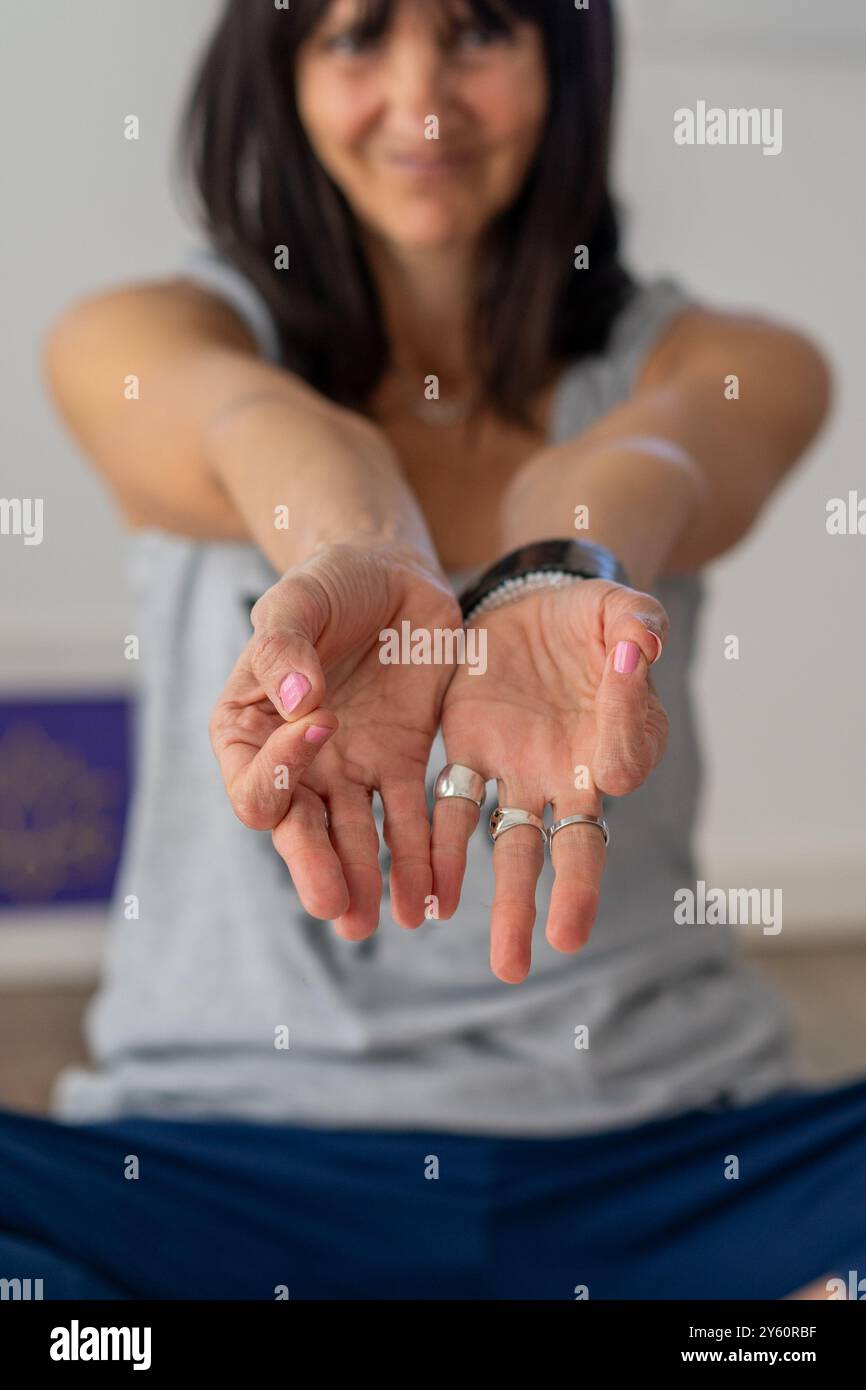 Primo piano delle mani di un allenatore di yoga e meditazione che crea Chin Mudra. Foto Stock