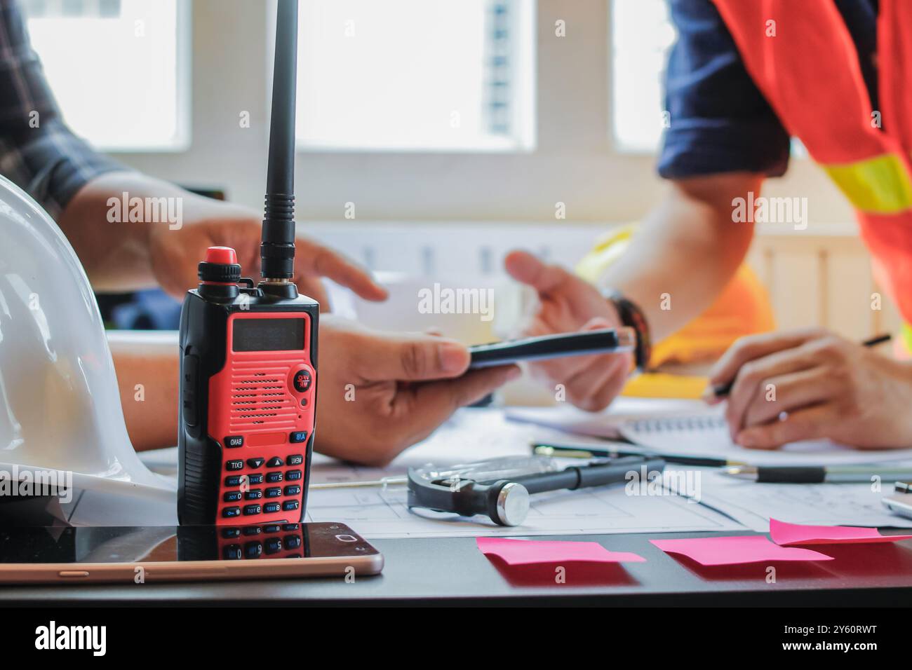 Un team di architetti e ingegneri discute con gli investitori per progettare progetti di costruzione su larga scala che soddisfino le esigenze degli investitori ed esaminare la feasi Foto Stock