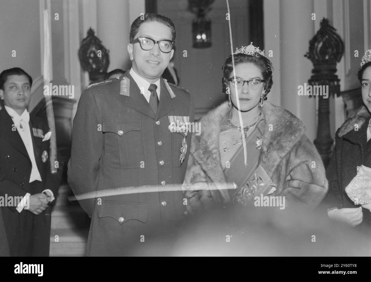 MAHENDRA RE RATNA REGINA PRESSO L'AMBASCIATA NEPALESE DI LONDRA IL 18 OTTOBRE 1960 Foto Stock