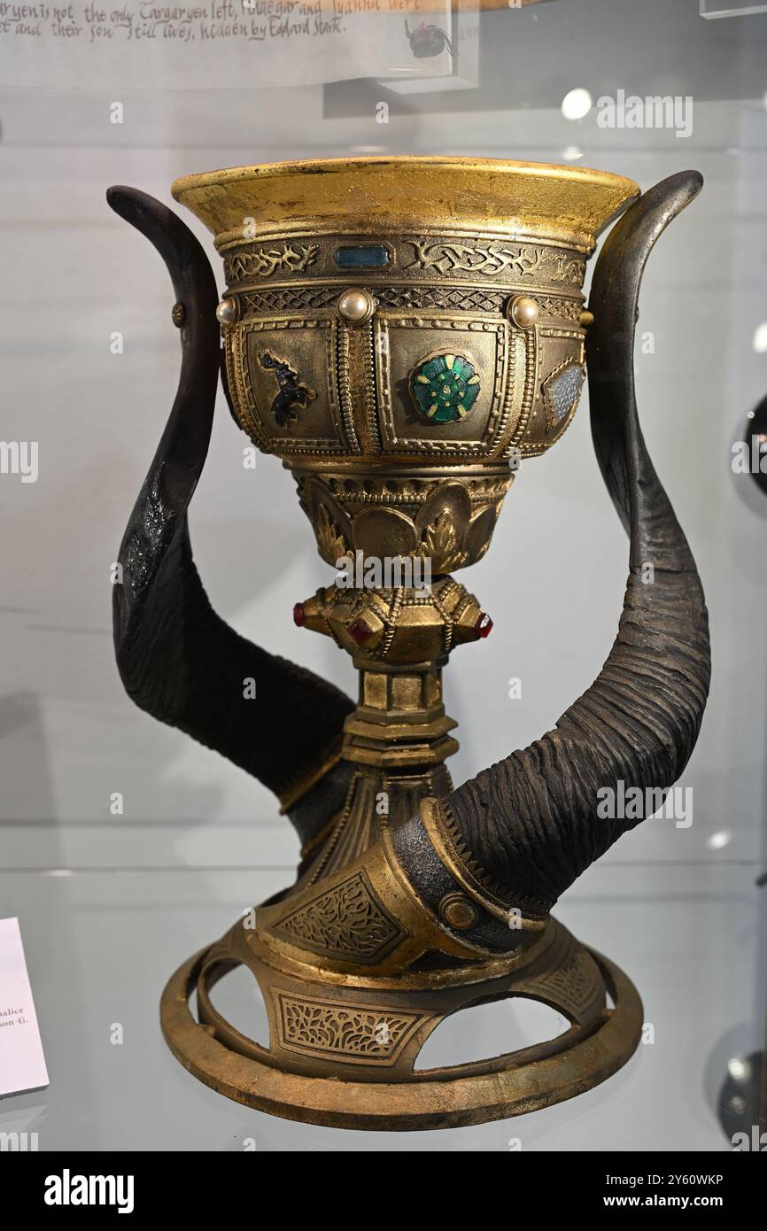 Mace Tyrell (Roger Ashton-Griffiths) Seven Houses Chalice da Game of Thrones (HBO Original 2011-2019, stagione 4) Foto Stock