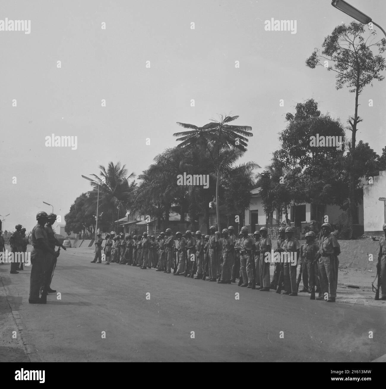 I SOLDATI DELLA RIVOLTA SI SCHIERARONO IN STRADA A LEOPOLDVILLE IL 12 AGOSTO 1960 Foto Stock