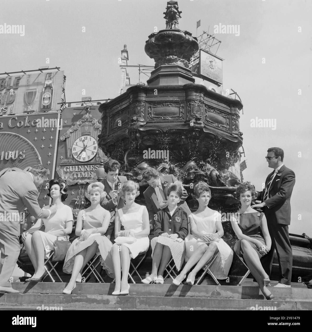 I MODELLI DI PARRUCCHIERE HANNO I CAPELLI IMPOSTATI IN PICADDILY 9 AGOSTO 1960 Foto Stock