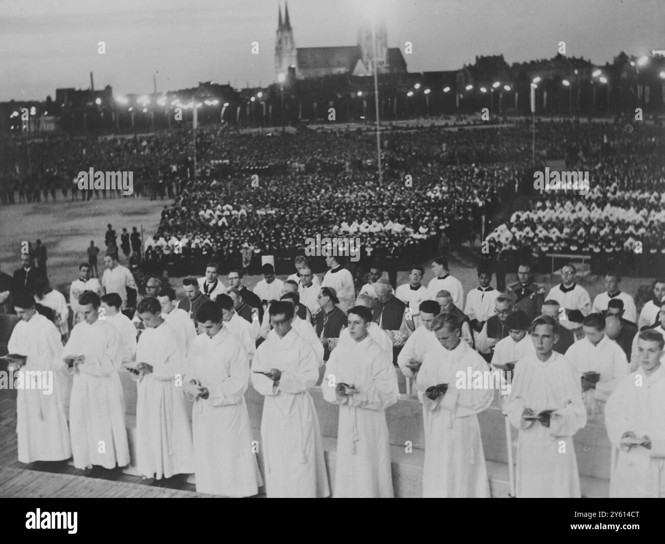 RELIGIONE CONGRESSO EUCARISTICO MONACO SACERDOTI INTORNO ALL'ALTARE 6 AGOSTO 1960 Foto Stock