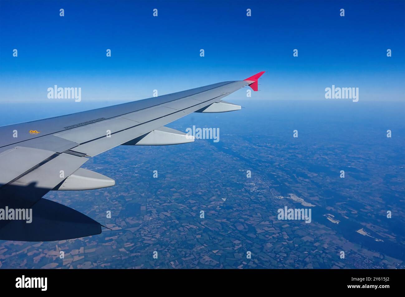 Vista dell'ala dell'aeroplano con il tempo limpido, cielo azzurro e sole. Foto Stock