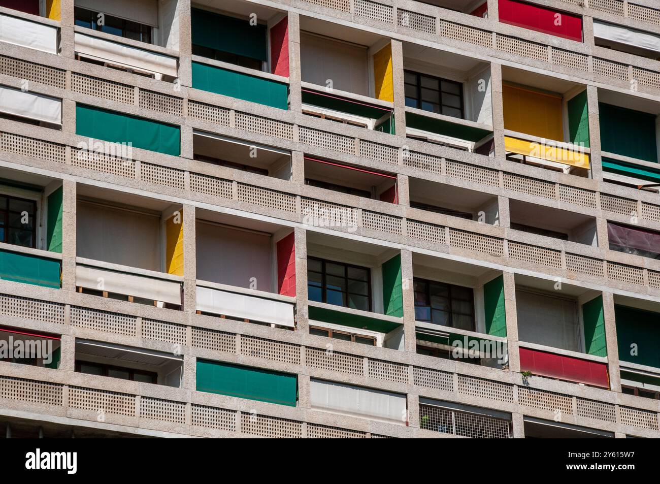 I colori dei balconi dell'Unité d'Habitation de Marseille, nota anche come Cité Radieus France Foto Stock