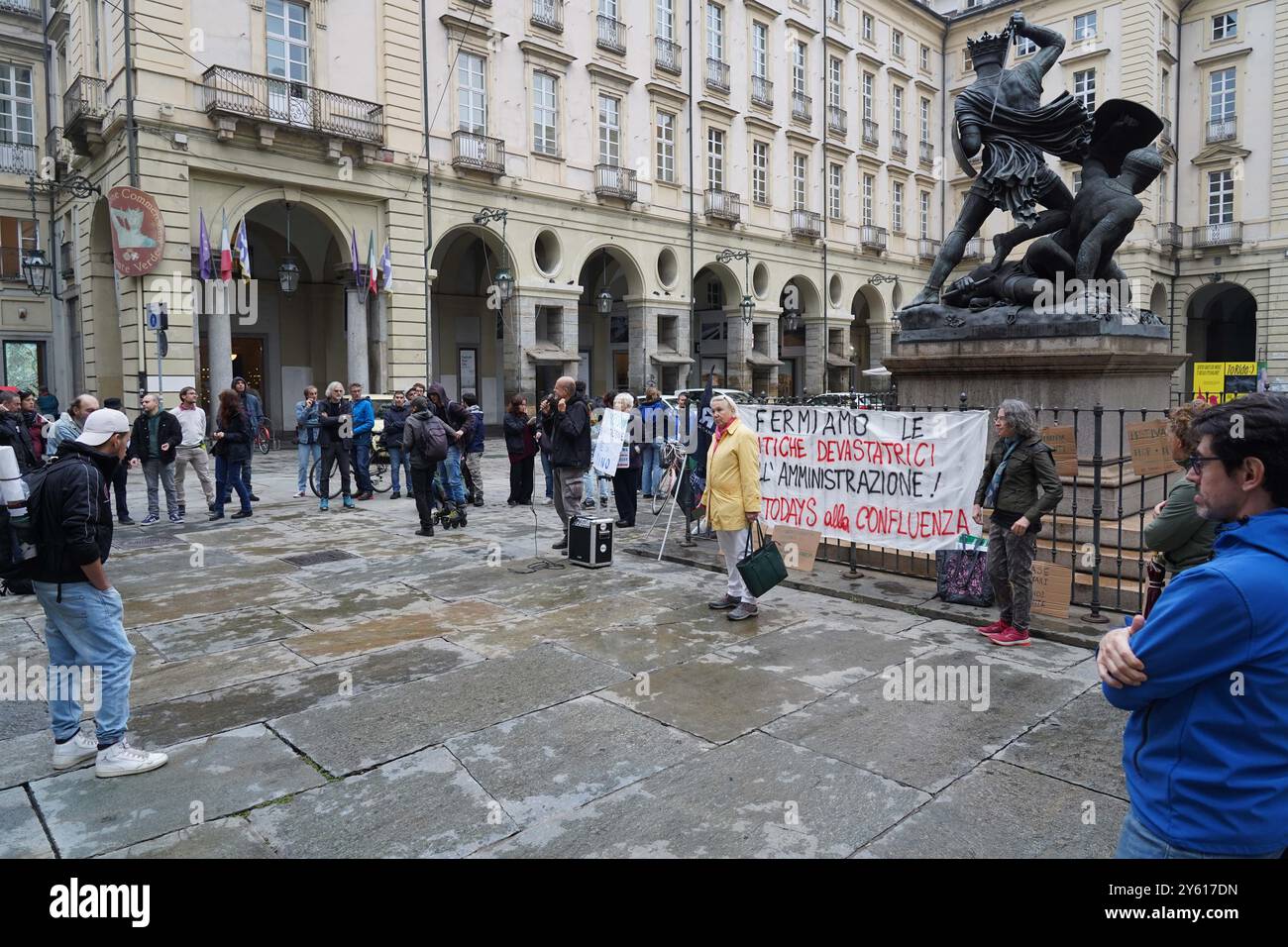 Torino, Italia. 23 settembre 2024. Presidio dell'organizzazione non di oggi, contrariamente al Todays Festival, sotto al palazzo comunale. Nella foto la contestazione alla consigliera torinese di AVS Alice Ravinale. Torino, Italia - Cronaca - Luned&#xec; 23 settembre 2024 (foto Selene Daniele/LaPresse) nessuna manifestazione di oggi dietro il palazzo comunale. Nella foto una disputa con Alice ravinale. Torino, Italia - News - lunedì 23 settembre 2024 (foto Selene Daniele/LaPresse) crediti: LaPresse/Alamy Live News Foto Stock