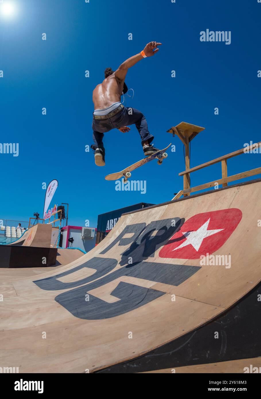 Vigo, Spagna. Uno skater che salta nella Coppa del mondo di skateboard a o Marisquiño Foto Stock