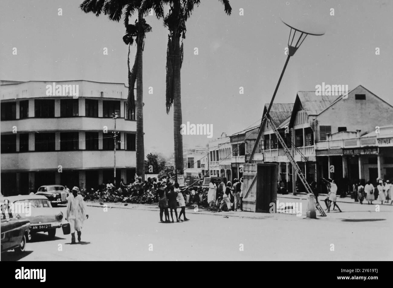 PALO LAMPADA EDIFICI IN COSTRUZIONE KUMASI 16 GIUGNO 1960 Foto Stock