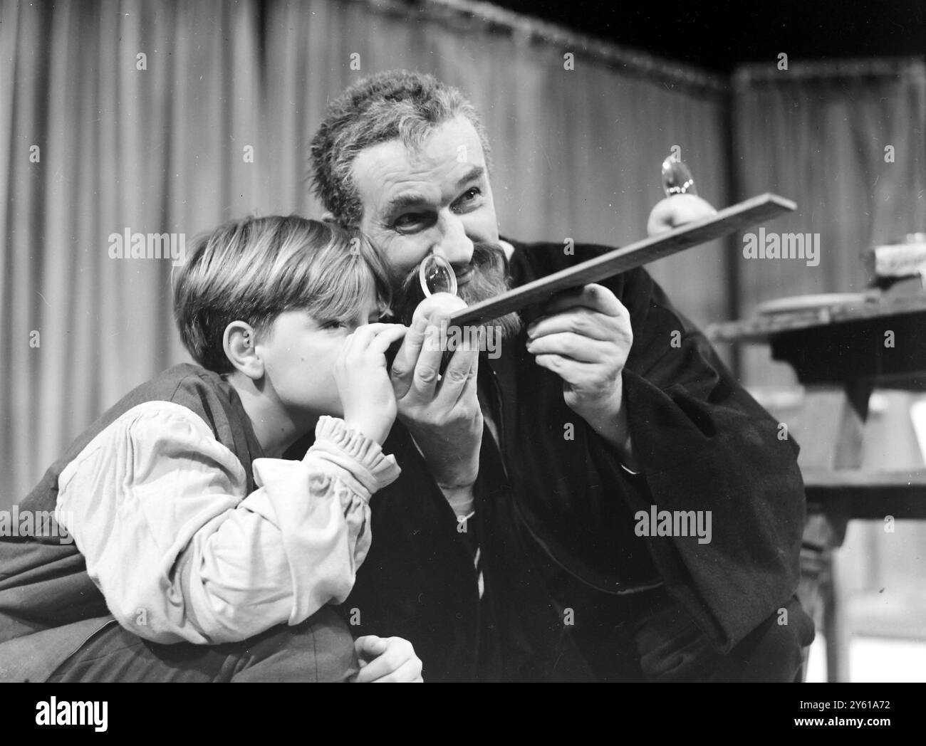 ATTORE BERNARD MILES SUL PALCO PER LA VITA DI GALILEO, MICHAEL PLATT / 15 GIUGNO 1960 Foto Stock