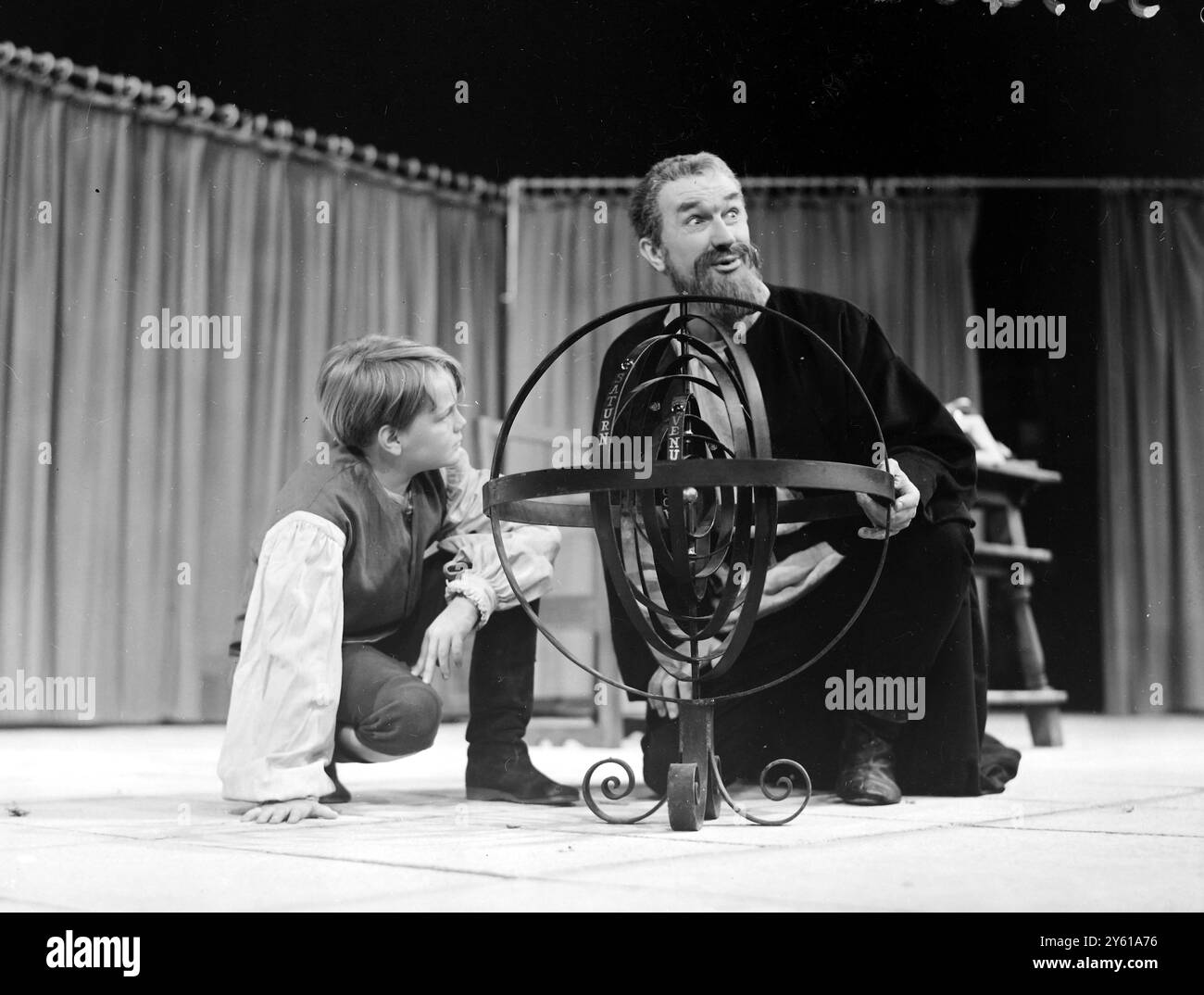 ATTORE BERNARD MILES SUL PALCO PER LA VITA DI GALILEO, MICHAEL PLATT / 15 GIUGNO 1960 Foto Stock
