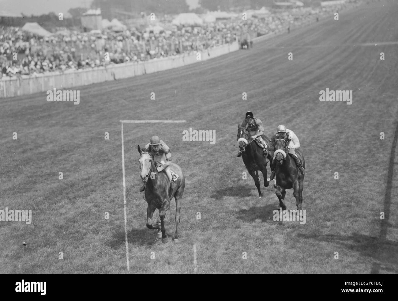 CORSA DI CAVALLI AL DI SOPRA DI OGNI SOSPETTO CON D SMITH UP INCORONATION CUP 2 GIUGNO 1960 Foto Stock