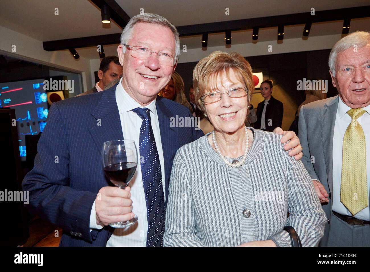 Bang & Olufsen inaugurano il loro nuovo showroom Wilmslow con la visita di Sir Alex Ferguson e di sua moglie Cathy Ferguson Foto Stock