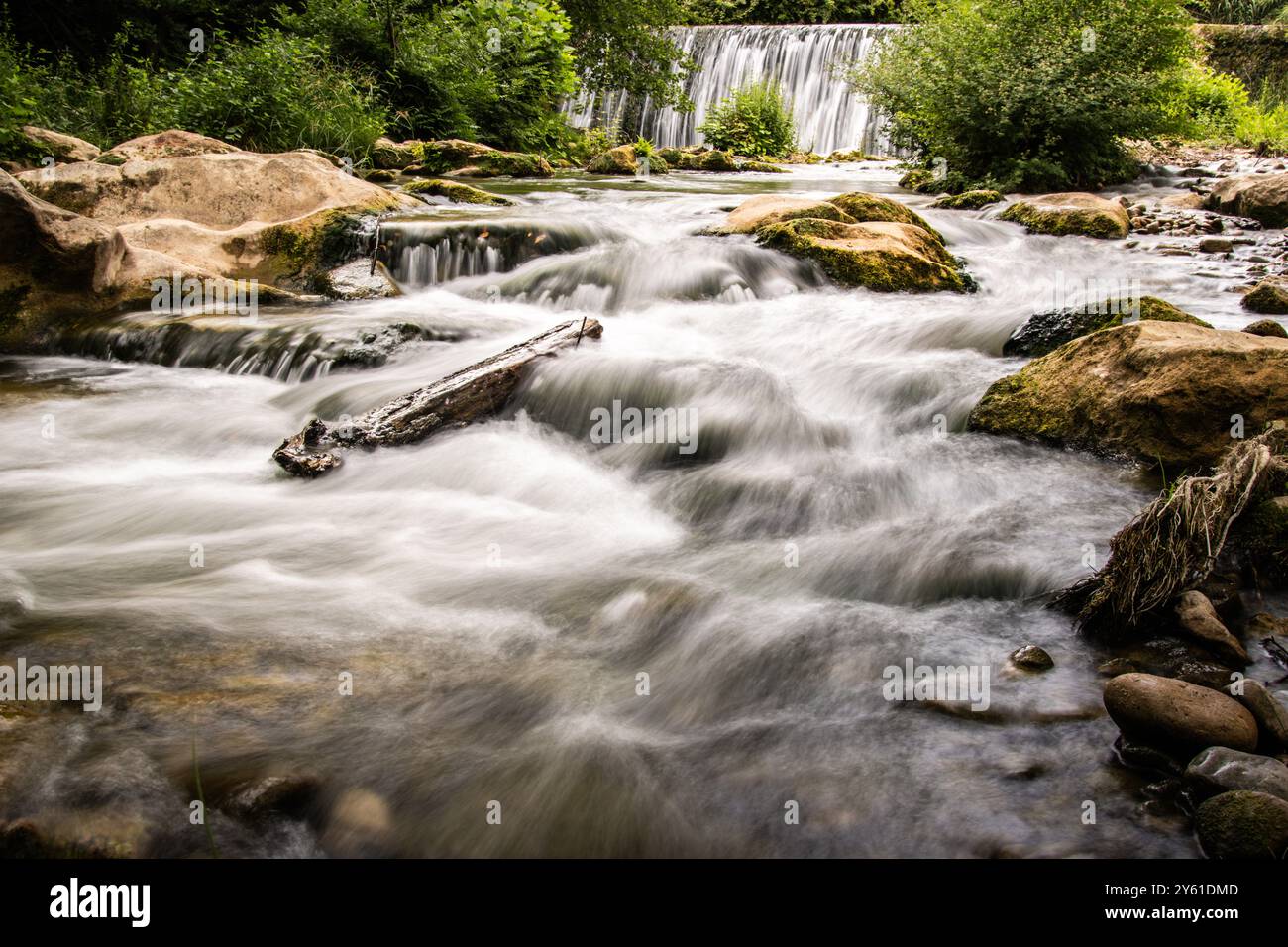 foto a lunga esposizione di un fiume e di una cascata nella foresta, paesaggio naturale Foto Stock