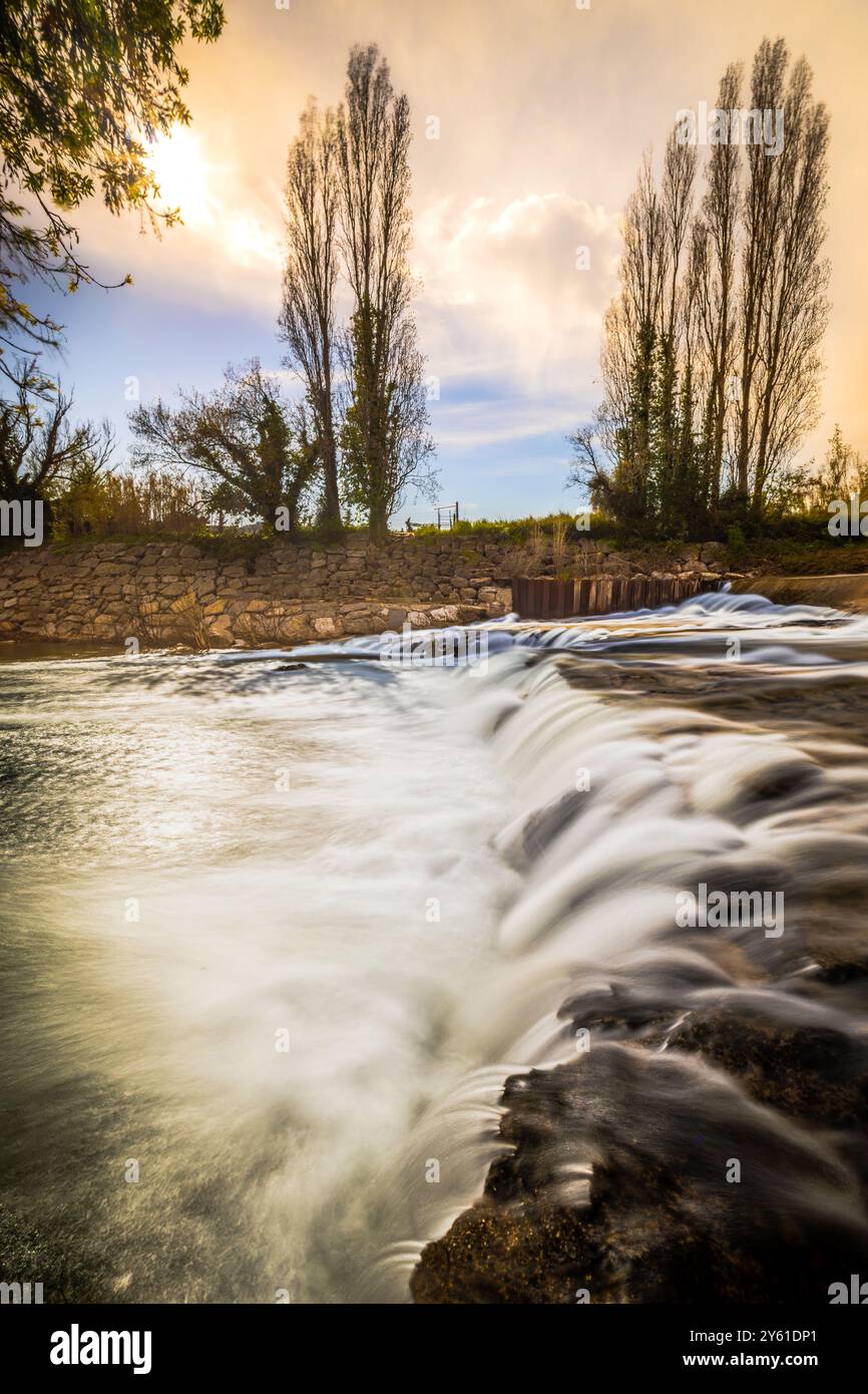 foto a lunga esposizione di un fiume e di una cascata nella foresta, paesaggio naturale Foto Stock