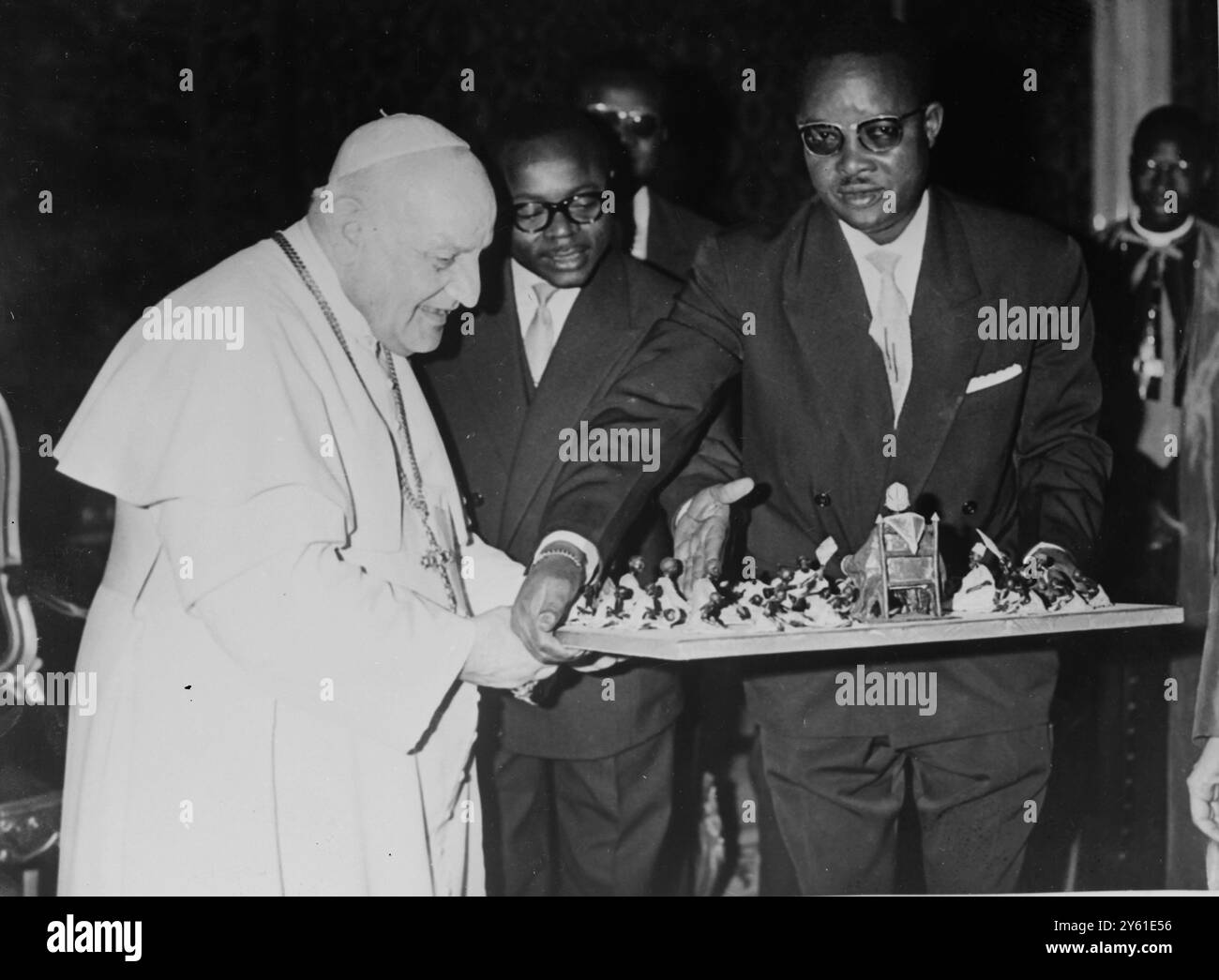 PAPA GIOVANNI XXIII CON DENIS YAWEOGO E FRATELLO MAURIZIO CHE PRESENTANO UN DONO / 10 MAGGIO 1960 Foto Stock