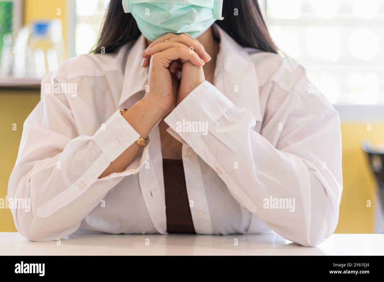 Il medico donna nella sala di quarantena che controlla il coronavirus covid-19 sta pregando Dio chiedendo che il coronavirus covid-19 non si diffonda al di là del controllo. T Foto Stock