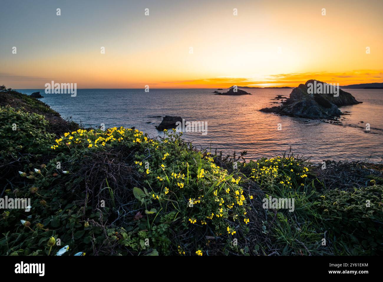 Una lunga pausa al tramonto su una spiaggia mediterranea, il movimento dell'acqua, l'ora d'oro e il paesaggio ispirano tranquillità e pienezza Foto Stock