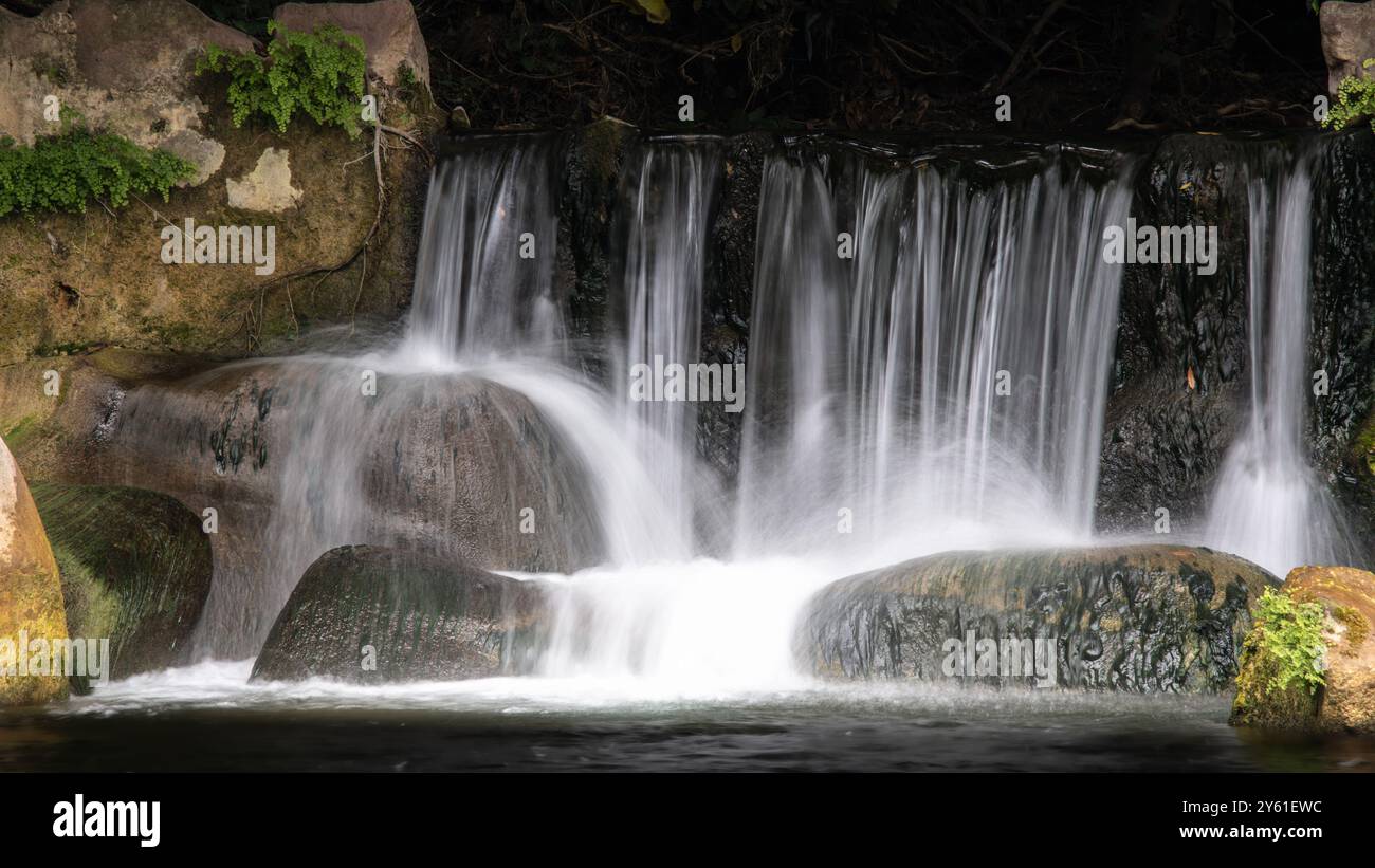 foto a lunga esposizione di un fiume e di una cascata nella foresta, paesaggio naturale Foto Stock
