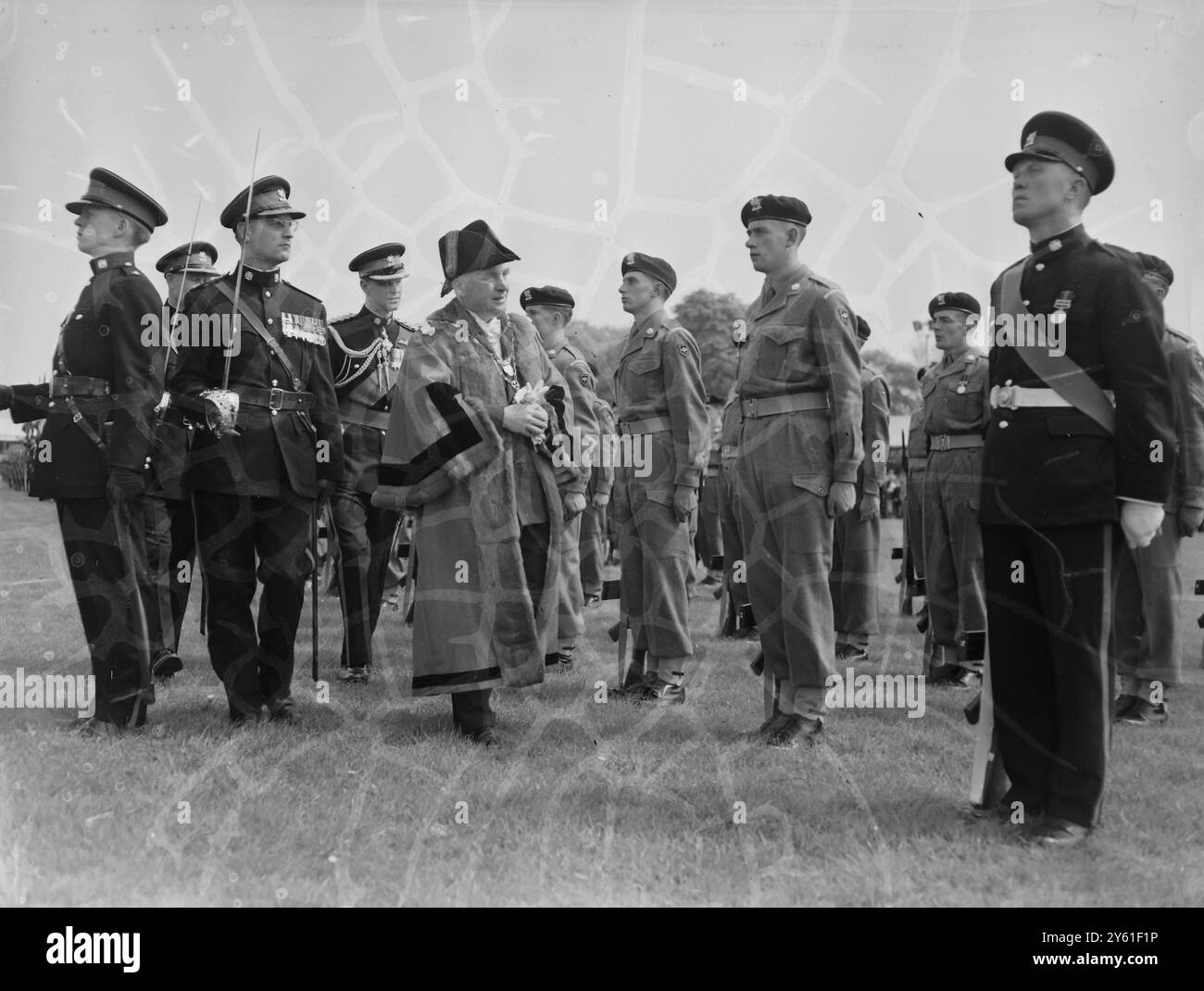 IL DUCA DI GLOUCESTER CON IL PRINCIPE FILIPPO ISPEZIONERÀ LE TRUPPE IL 7 MAGGIO 1960 Foto Stock