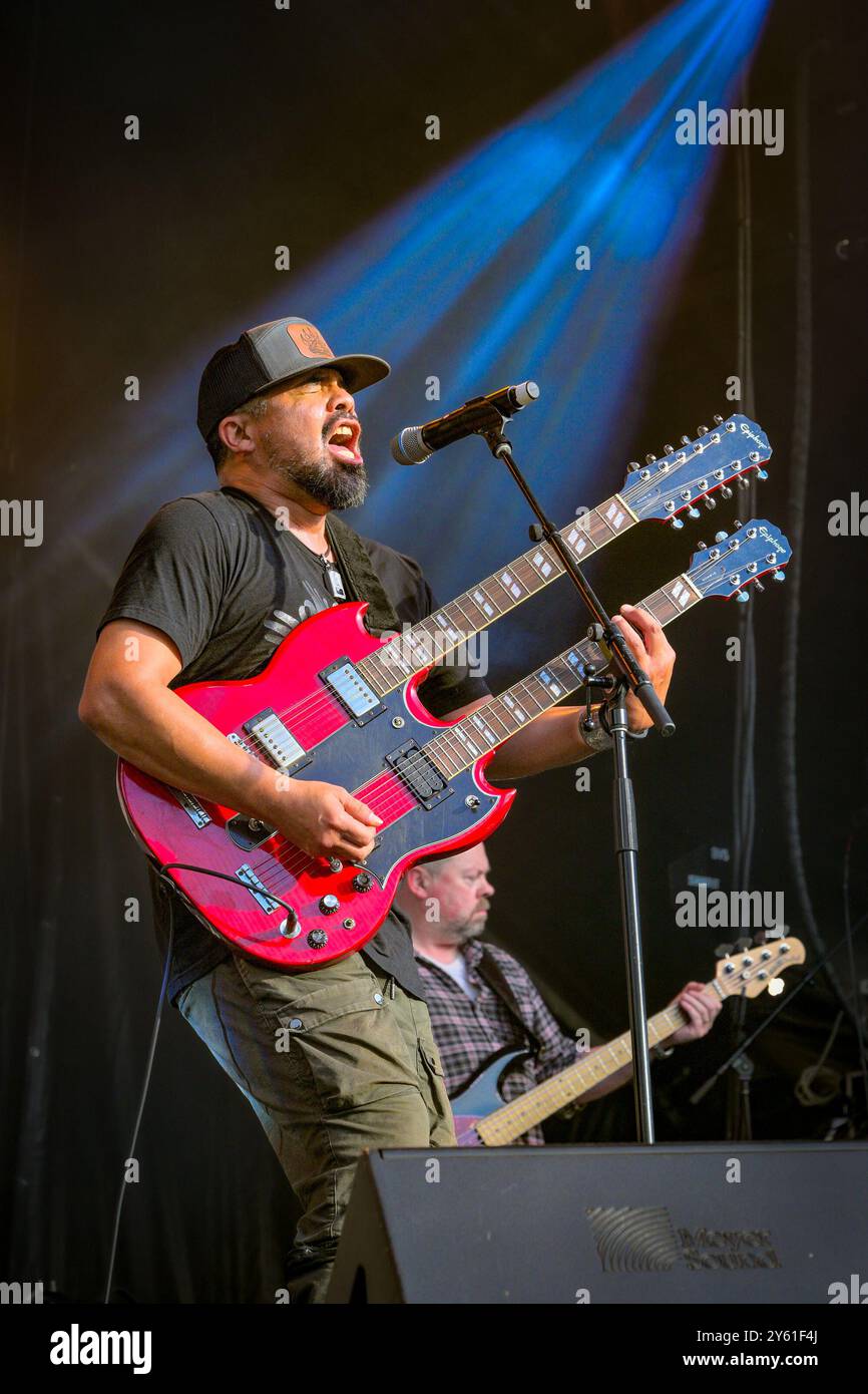 George Leach, STLl'atl'imx First Nation, musicista rock, attore, che suona la chitarra elettrica a doppio collo Foto Stock