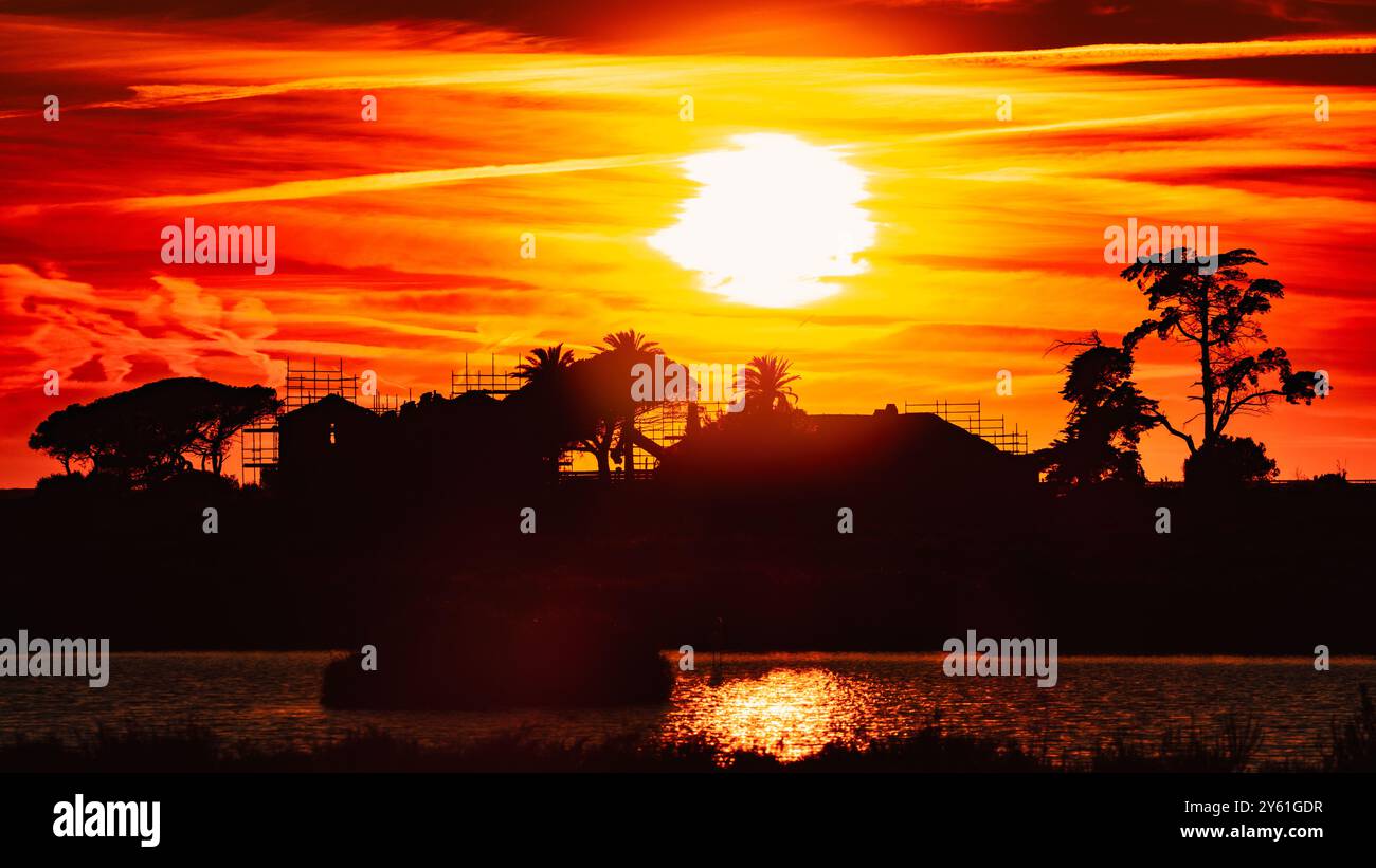 Una lunga pausa al tramonto su una spiaggia mediterranea, il movimento dell'acqua, l'ora d'oro e il paesaggio ispirano tranquillità e pienezza Foto Stock