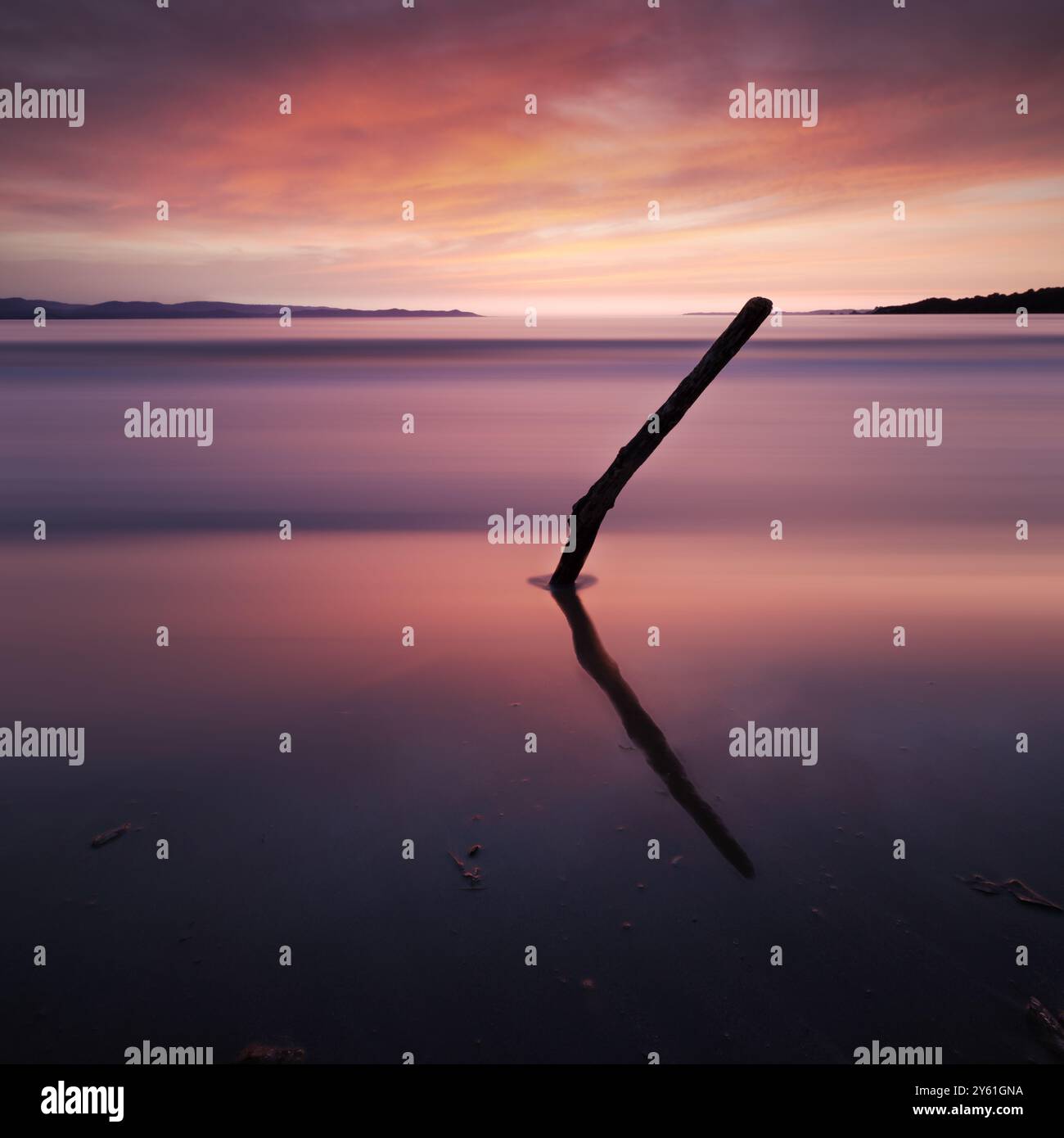 Una lunga pausa al tramonto su una spiaggia mediterranea, il movimento dell'acqua, l'ora d'oro e il paesaggio ispirano tranquillità e pienezza Foto Stock