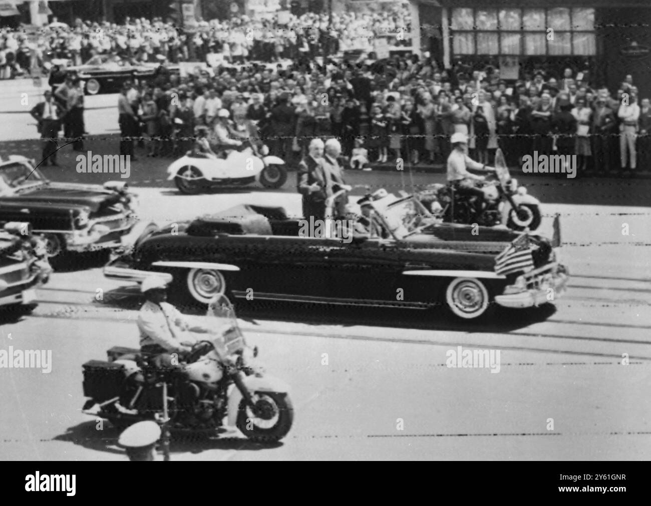 IL PRESIDENTE CHARLES DE GAULLE E IL PRESIDENTE DWIGHT EISENHOWER VIAGGIANO IN LIMOUSINE APERTA LUNGO NEW YORK AVENUE, 22 APRILE 1960 Foto Stock