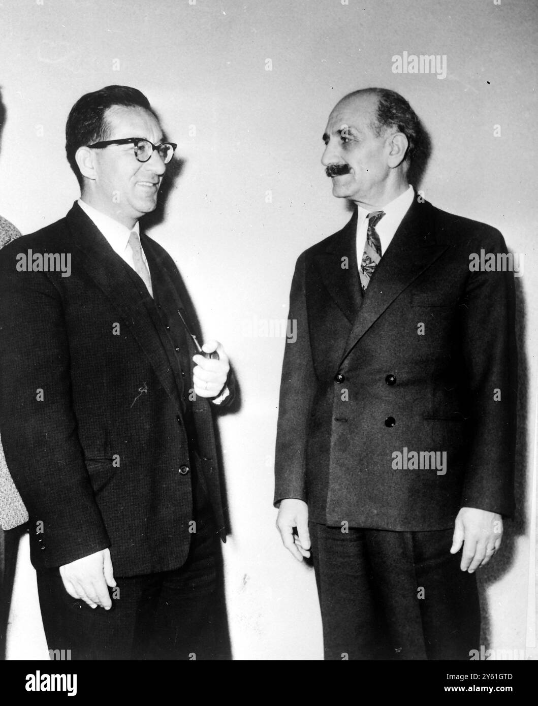 L'EX PRIMO MINISTRO MALTESE DOM MINTOFF INCONTRA GEORGE GRIVAS IL 23 APRILE 1960 Foto Stock