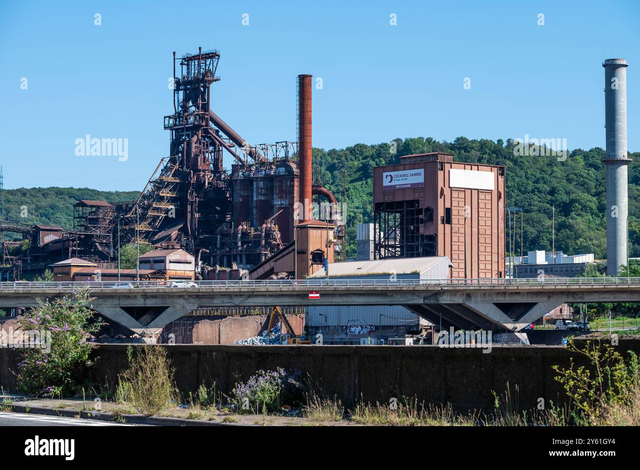 Liegi, Belgio, 10 agosto 2024 - segnaletica e autostrade presso l'industria metallurgica di Sclessin Foto Stock