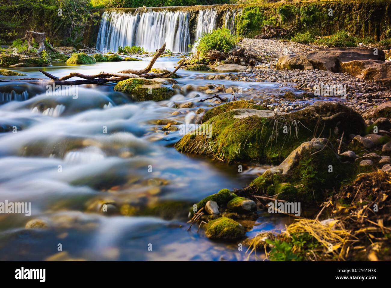 foto a lunga esposizione di un fiume e di una cascata nella foresta, paesaggio naturale Foto Stock