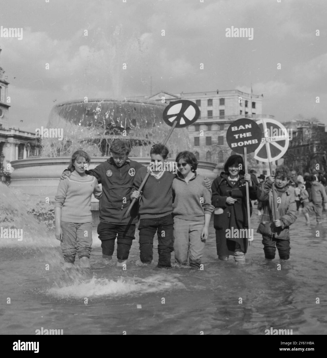 MARCH TRAFALGAR SQUARE - RALLY DEL DISARMO NUCLEARE LONDRA 18 APRILE 1960 Foto Stock